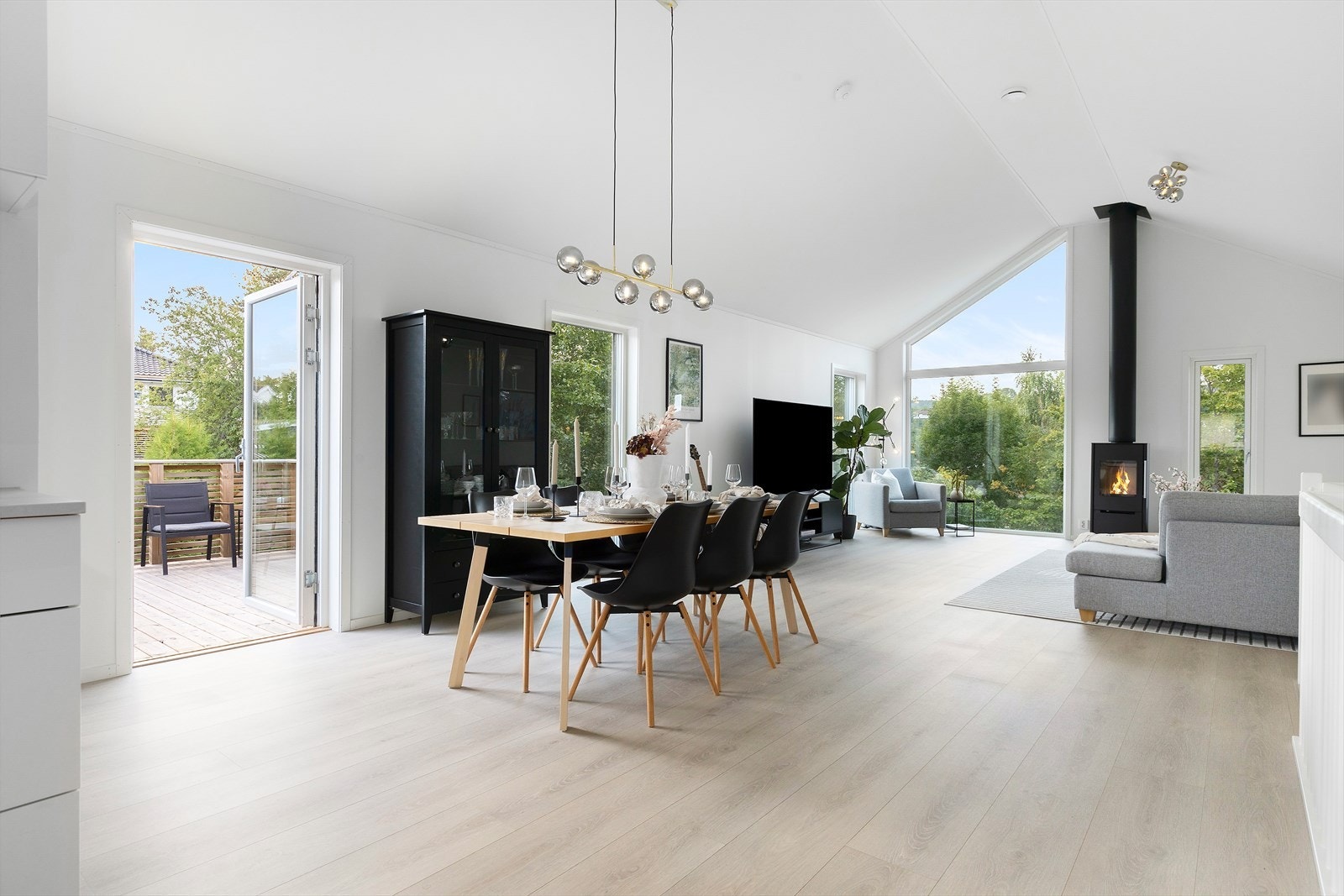 Med mulighet for et stort spisebord kan familie og venner samles for hyggelige måltider. Galleribilde