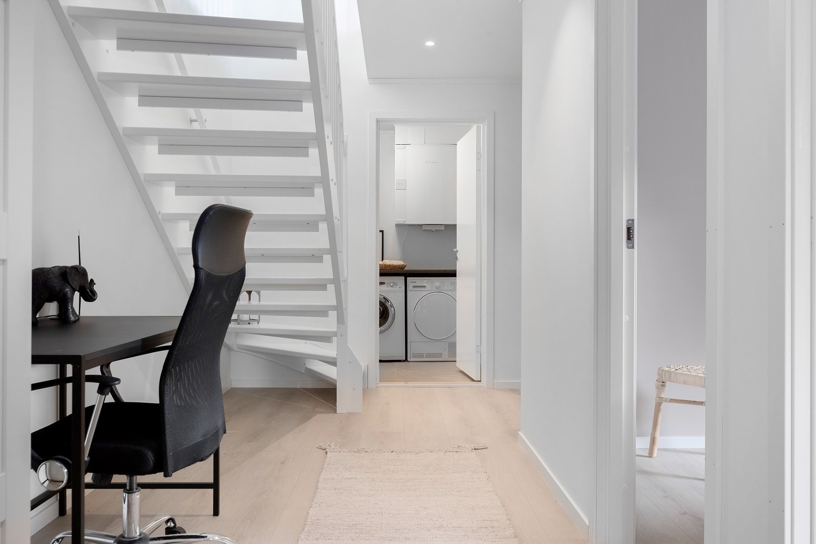 Den lyse gangen binder etasjens rom sammen med god flyt. Galleribilde