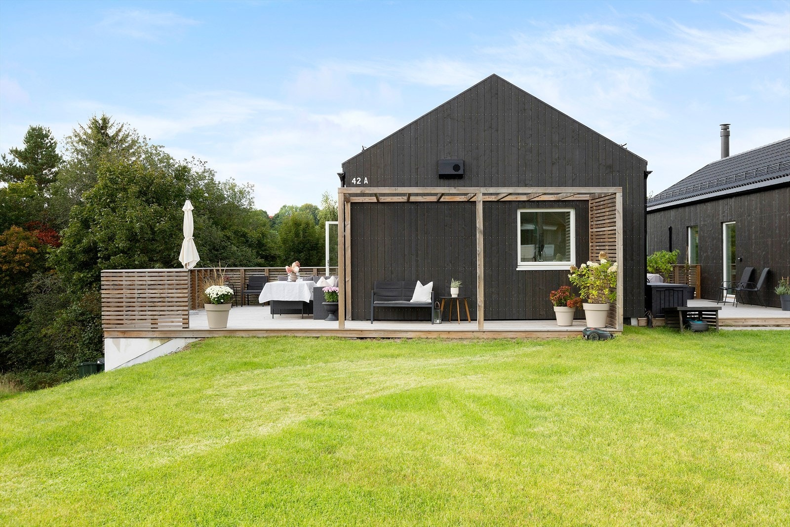 Det er felles adkomst og felles areal til parkering, samt egne områder for renovasjon og postkasser. Galleribilde