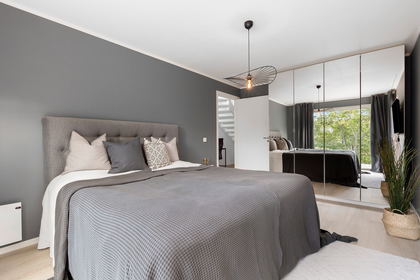 Hovedsoverommet har plass til dobbeltseng og garderobeskap med god oppbevaringsplass. Galleribilde