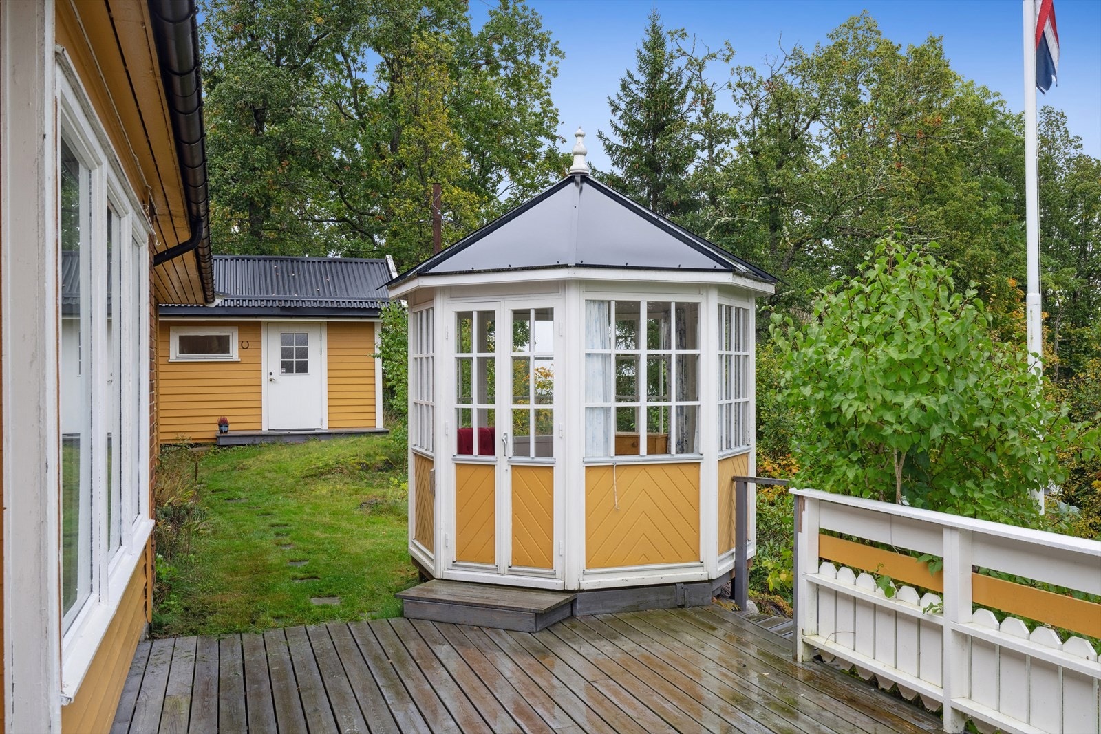 Idyllisk lysthus. Galleribilde