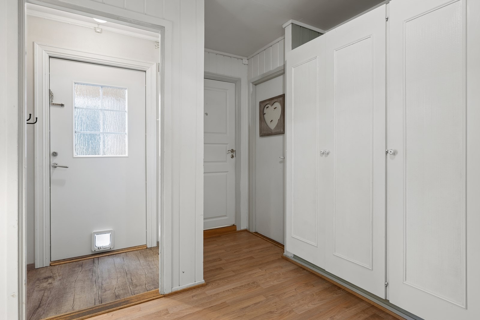 Lys og innbydende entré med god plass til oppbevaring i garderobeskap. Galleribilde