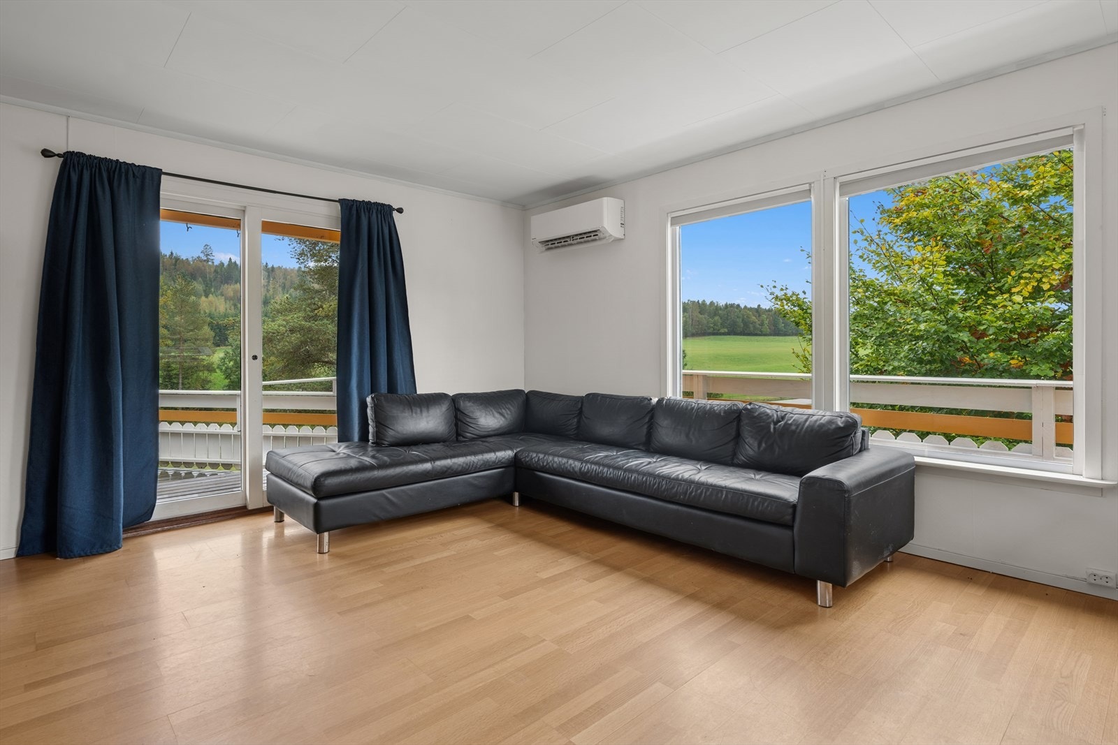 Store vinduer med fin utsikt mot naturskjønne omgivelser. Galleribilde