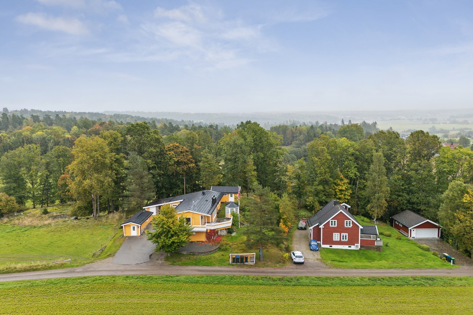 Fra eiendommen er det kort vei til Revetal sentrum med kjøpesenter, servicetilbud, idrettsanlegg og skoler - og enkel adkomst til Tønsberg, Holmestrand og Horten. Galleribilde