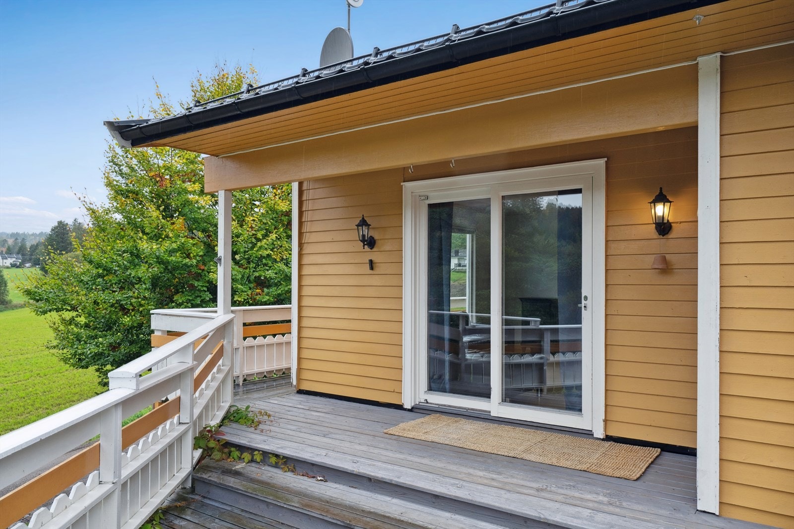 Fra stuen er det utgang til terrasse og adkomst til utearealene. Galleribilde