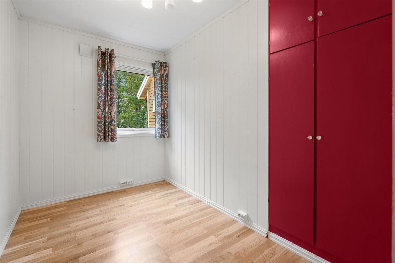 Soverom to egner seg som gjesterom/kontor. Ekstra oppbevaringsplass i garderobeskap. Galleribilde