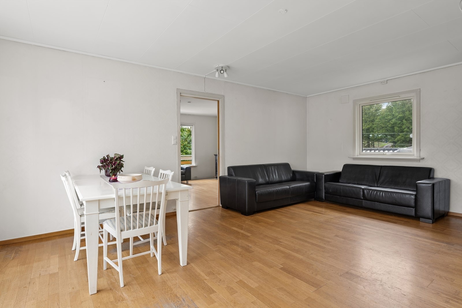 God plass til spisebord og sittegruppe - et naturlig samlingspunkt for familie og venner. Galleribilde