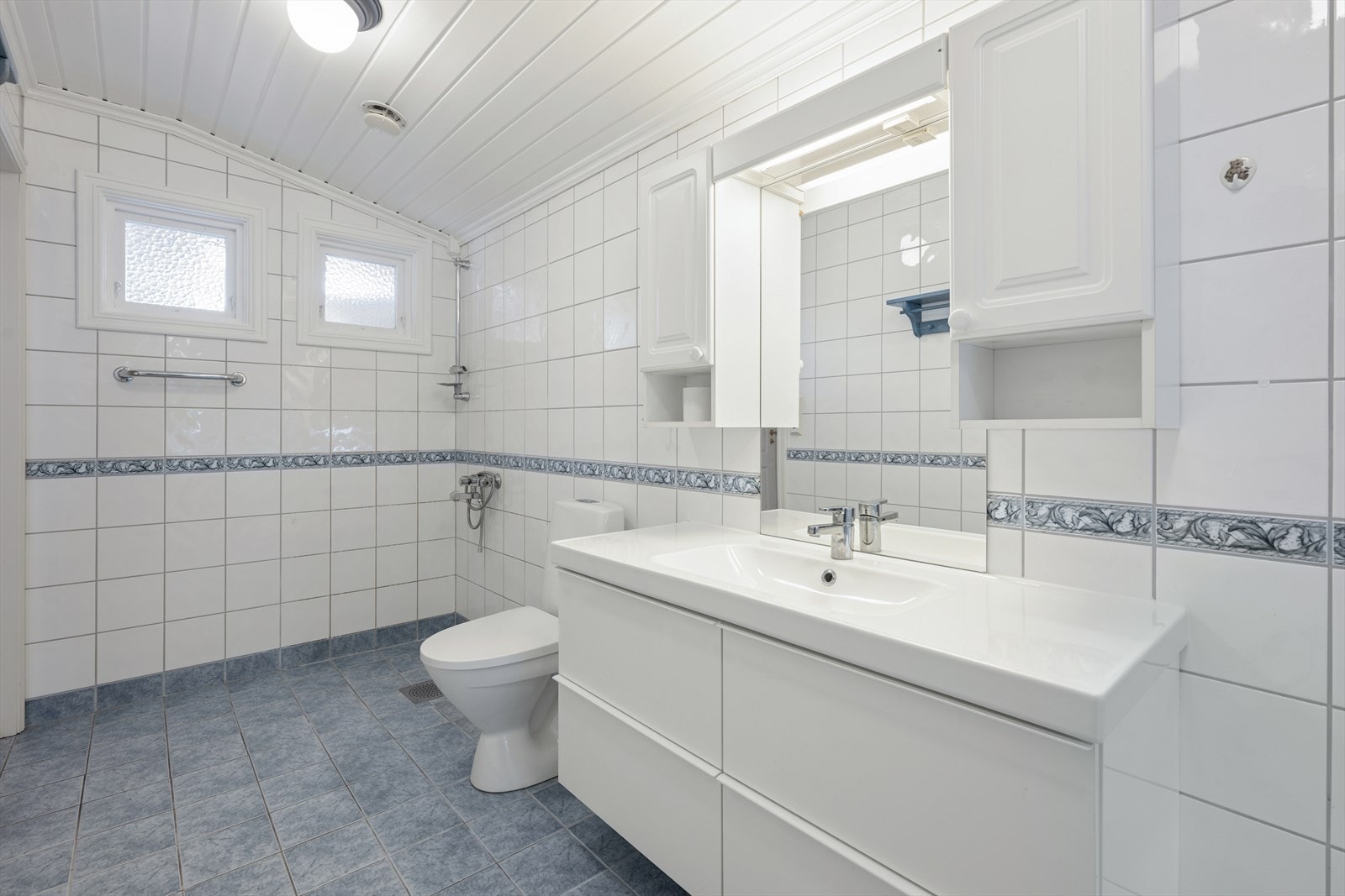 Flislagt bad fra 2005 med varmekabler. Galleribilde