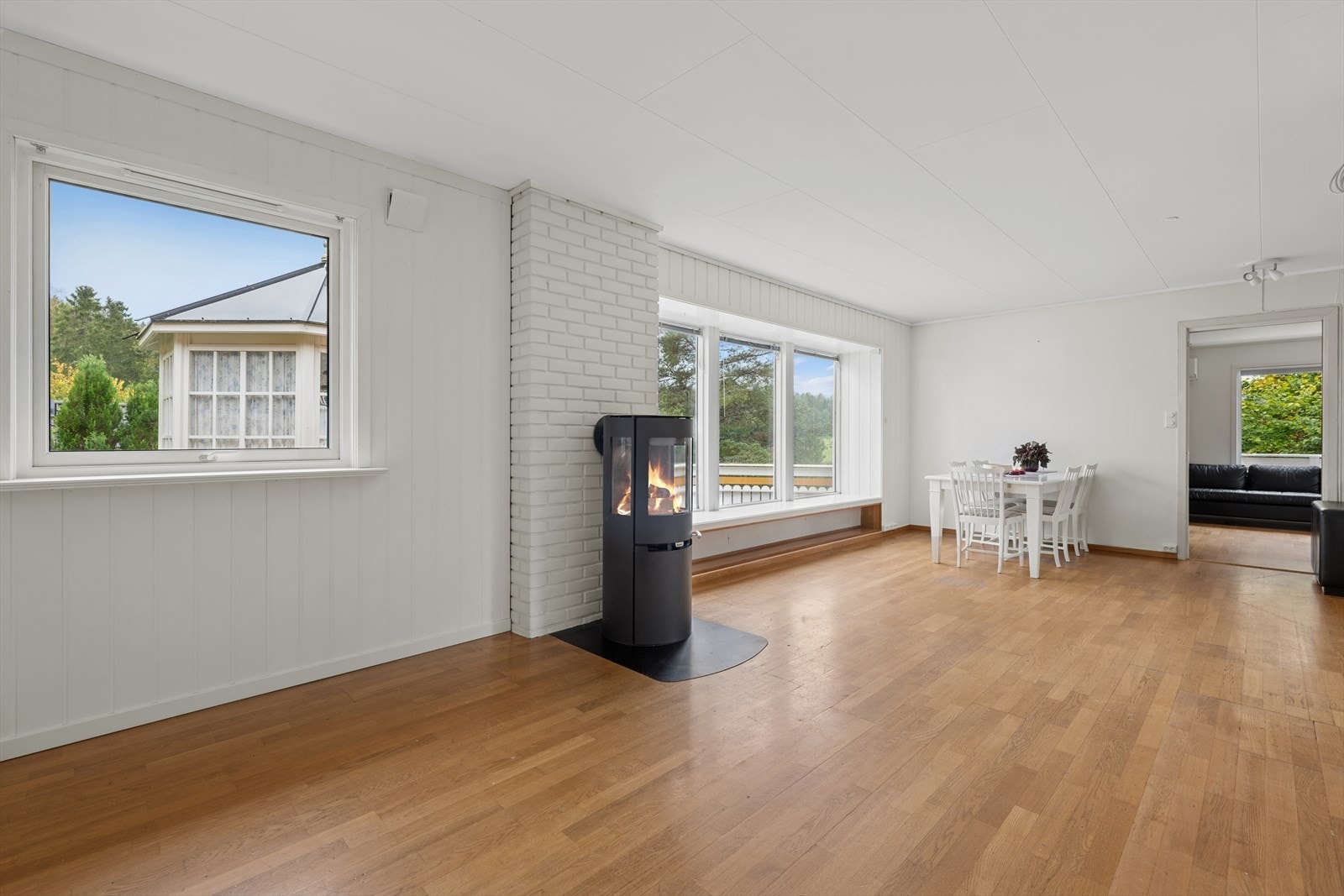 Lys og romslig stue med store vindusflater som slipper inn rikelig med dagslys. Galleribilde