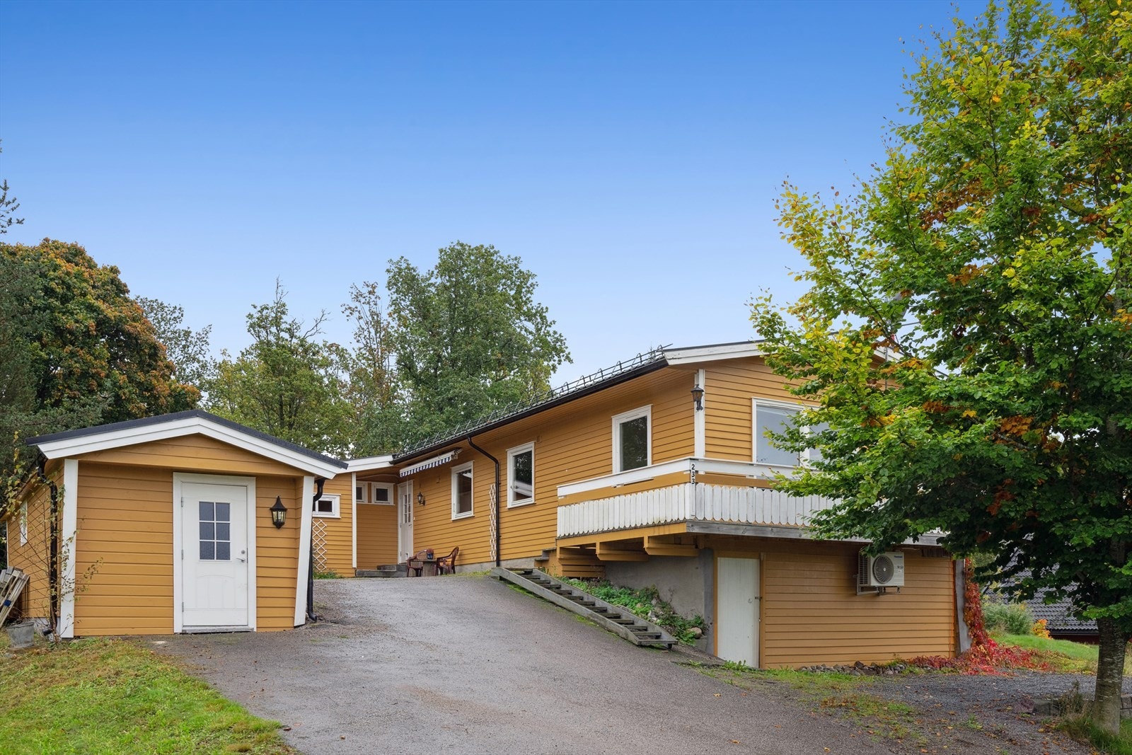 På eiendommen finner du flere flotte tilleggsbygg: et isolert verksted, isolert bod, uthus, lysthus og eget hundehus. Galleribilde