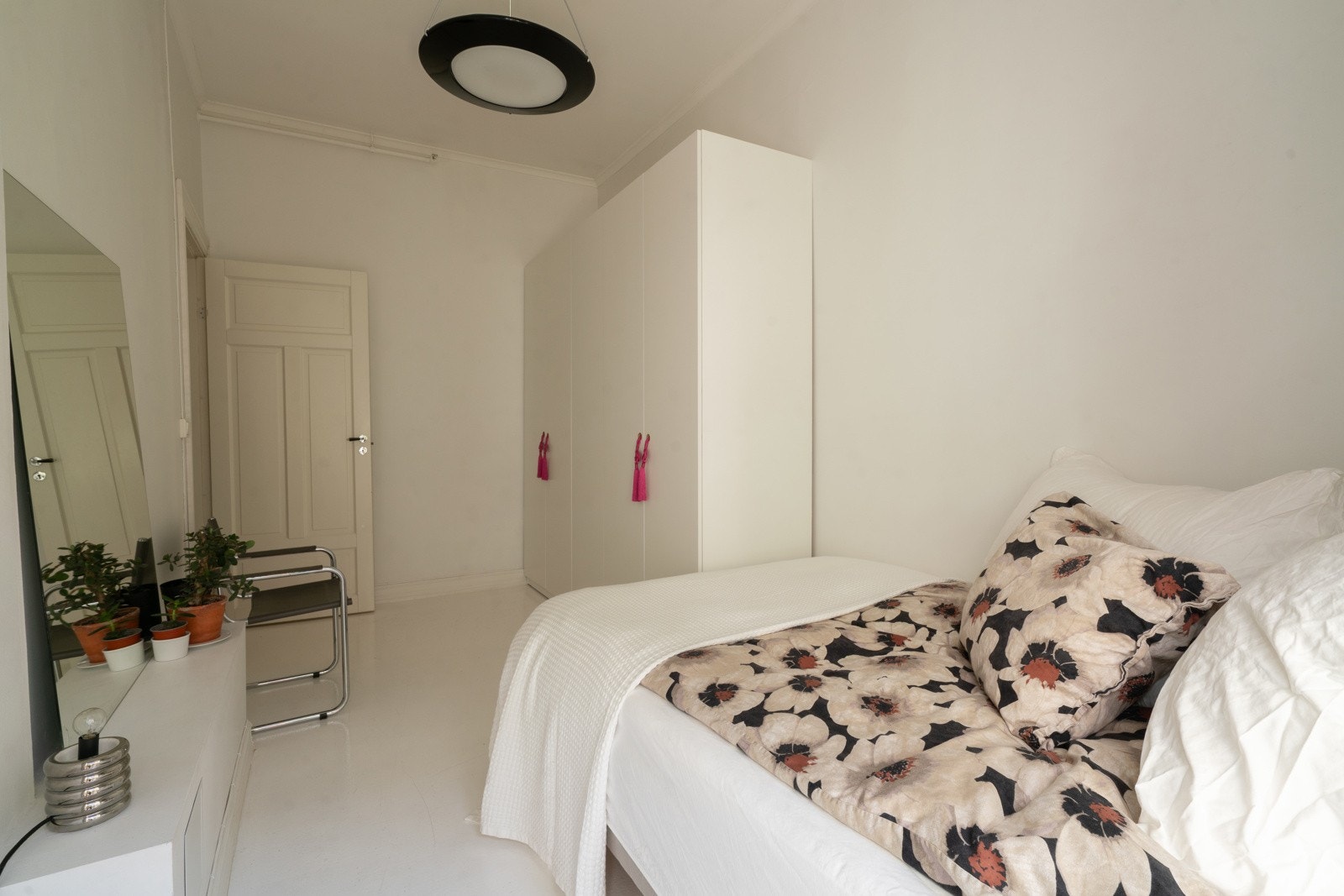 God plass til garderobeløsning - Garderoben medfølger ikke i handelen. Galleribilde