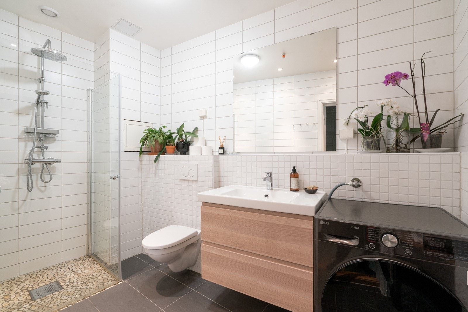 Romslig baderom md downlights og behagelig gulvvarme. Galleribilde