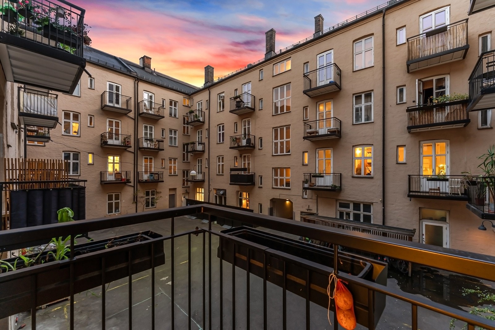 Balkong med fine solforhold fra formiddag til ettermiddag midtsommers. Galleribilde