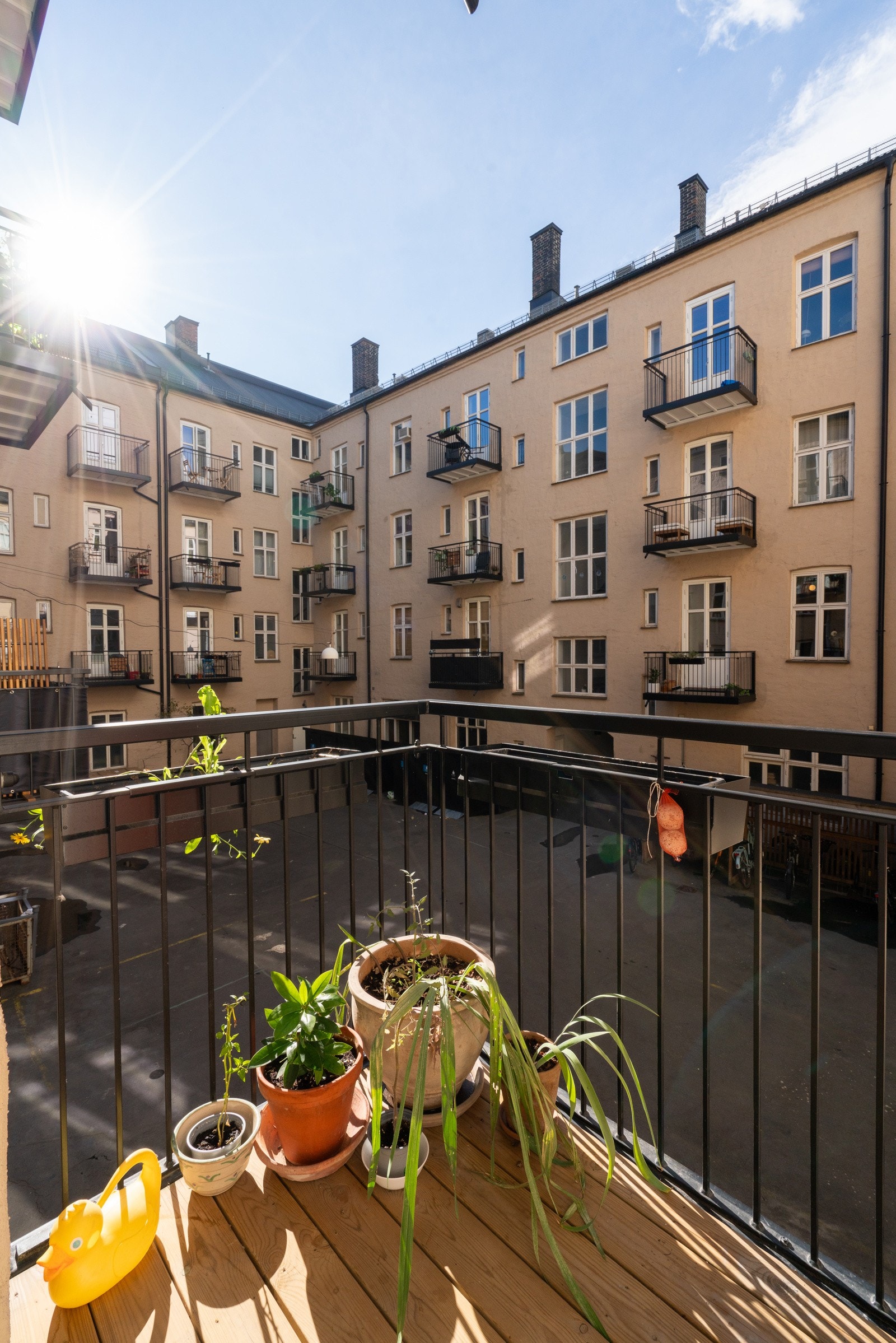 Balkong på 2 m² mot lukket og fredfull bakgård - Sol fra formiddag og til ettermiddag midtsommers. Galleribilde