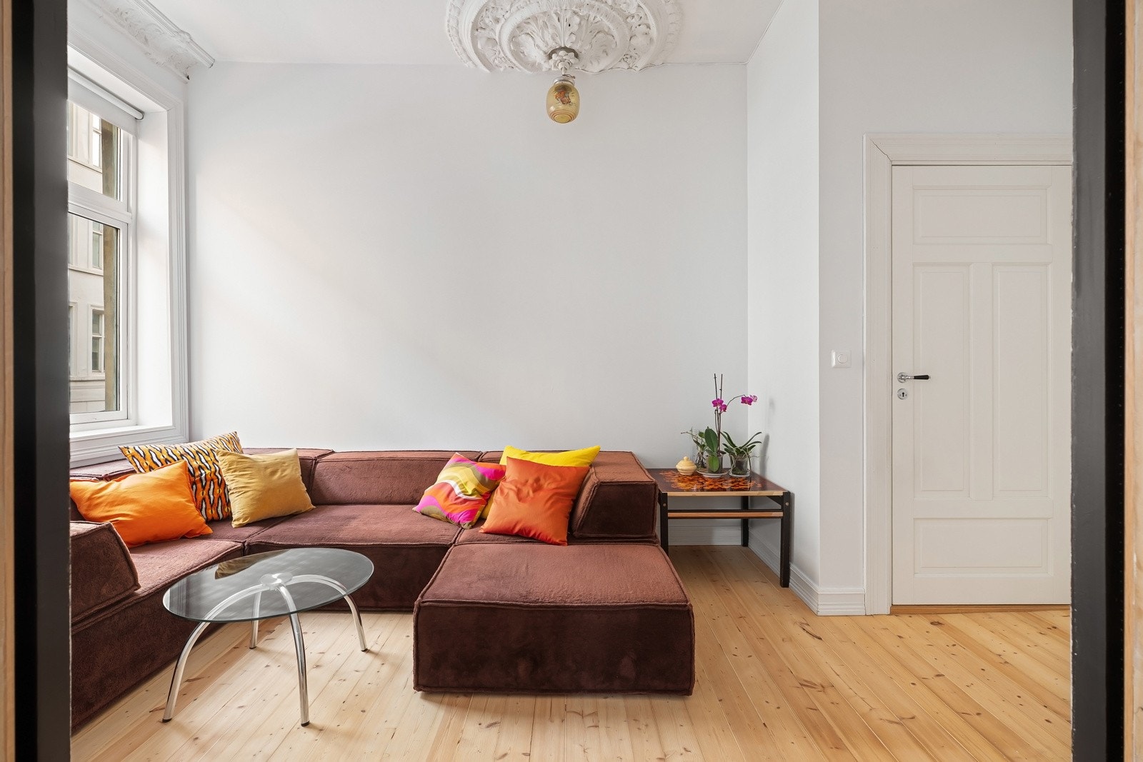 Stor og luftig stue med fin møbleringsfrihet. Galleribilde