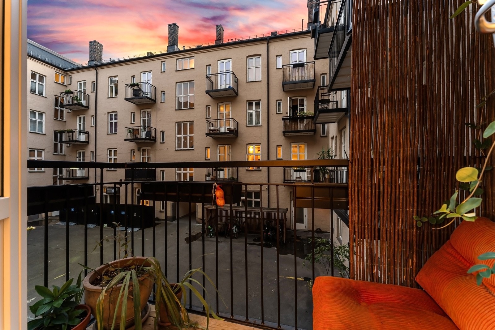 Balkong på ca. 2 m² med sol fra formiddag til ettermiddag midtsommers - Tofløyet balkongdør fra 2023. Galleribilde