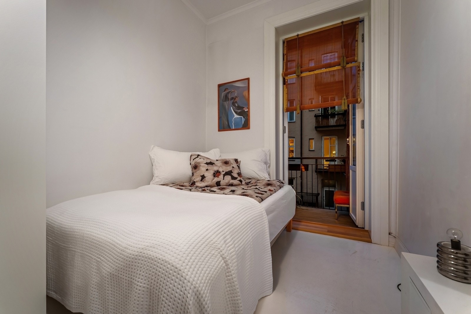 Hovedsoverom vendt mot lukket og fredfull bakgård. Galleribilde