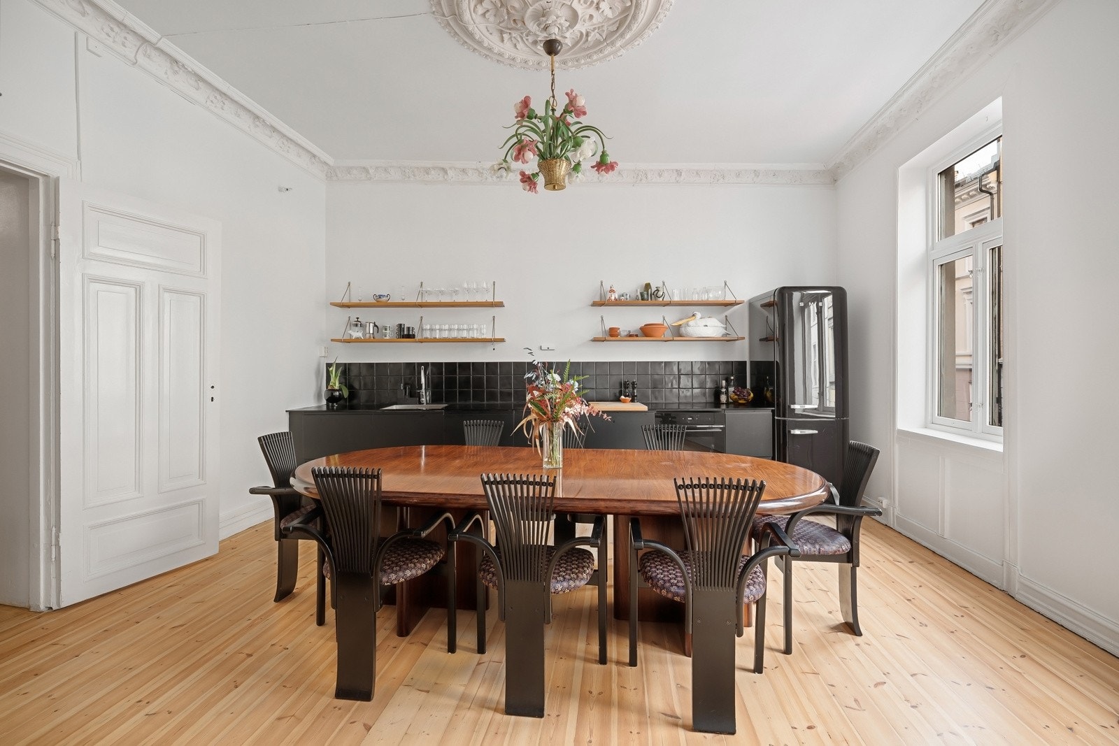 Spisekjøkken og stuen ligger i flukt, adskilt av skyvedører. Galleribilde