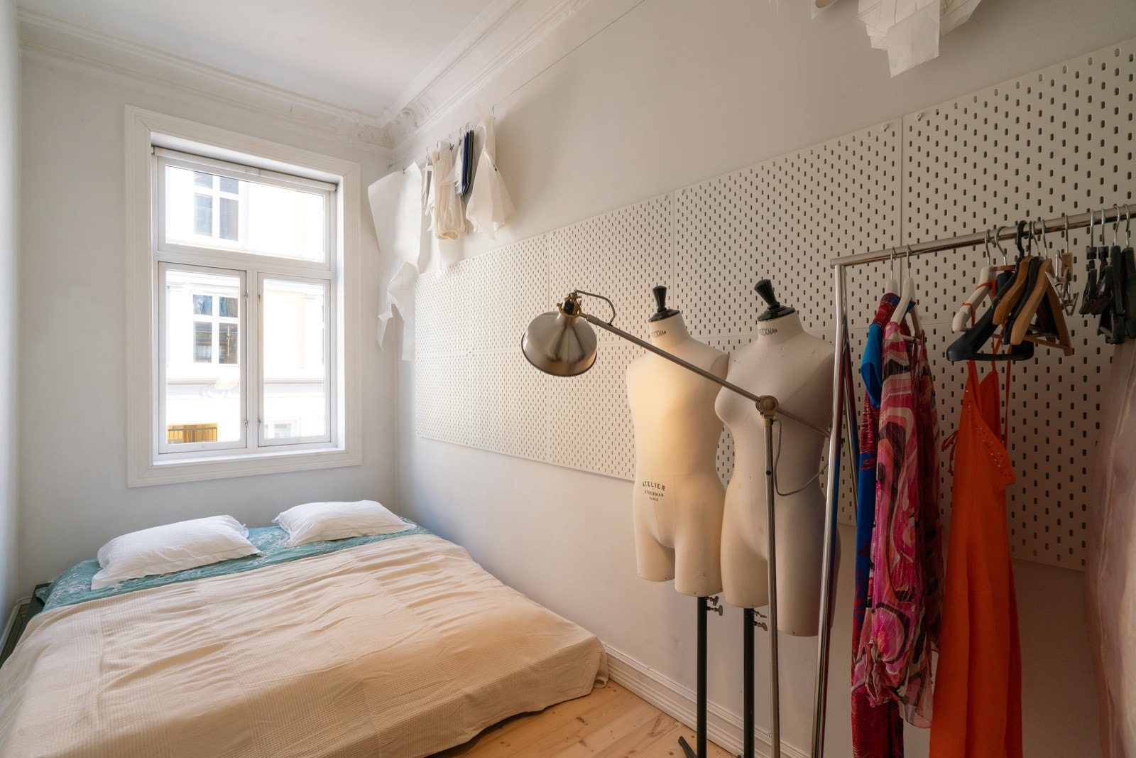 Soverom nr. 2 er også av fin størrelse - Plass til dobbeltseng med tilhørende møblement. Galleribilde