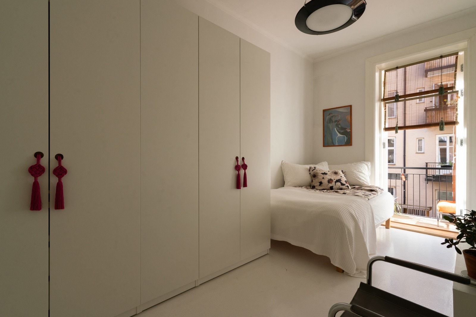 Hovedsoverom av fin størrelse og utgang til balkong. Galleribilde