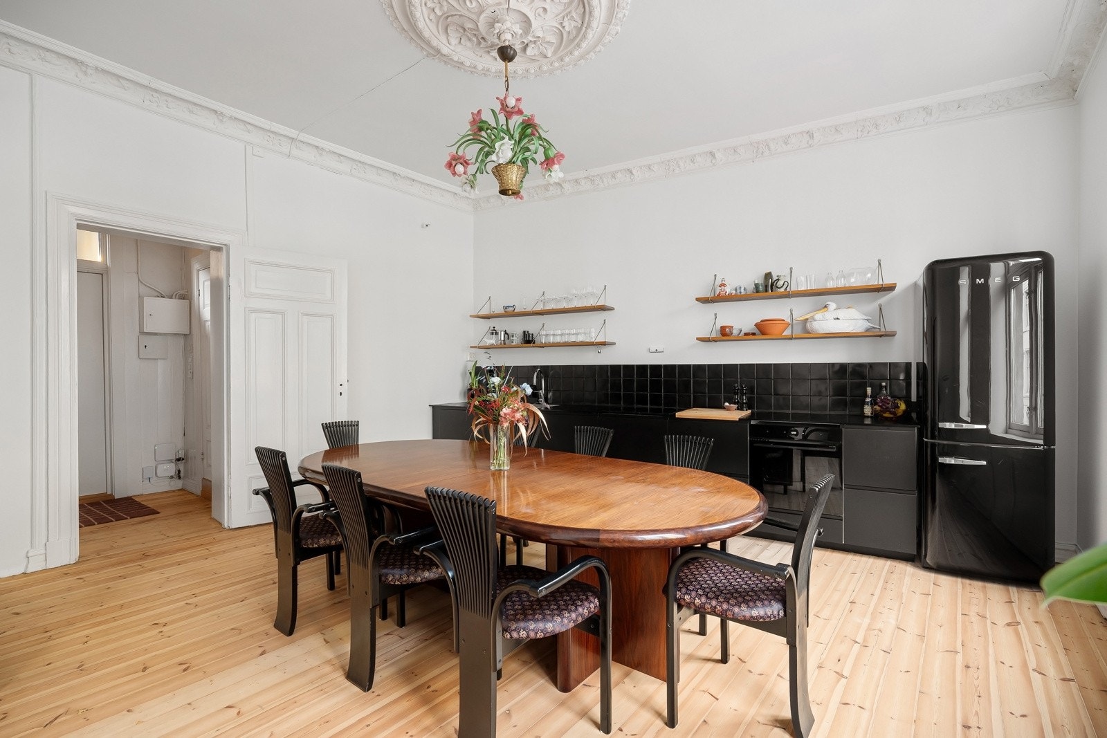 Rikelig med lagringsplass i romslige skap- og skuffeseksjoner - Elektronisk lekkasjestopper er montert. Galleribilde