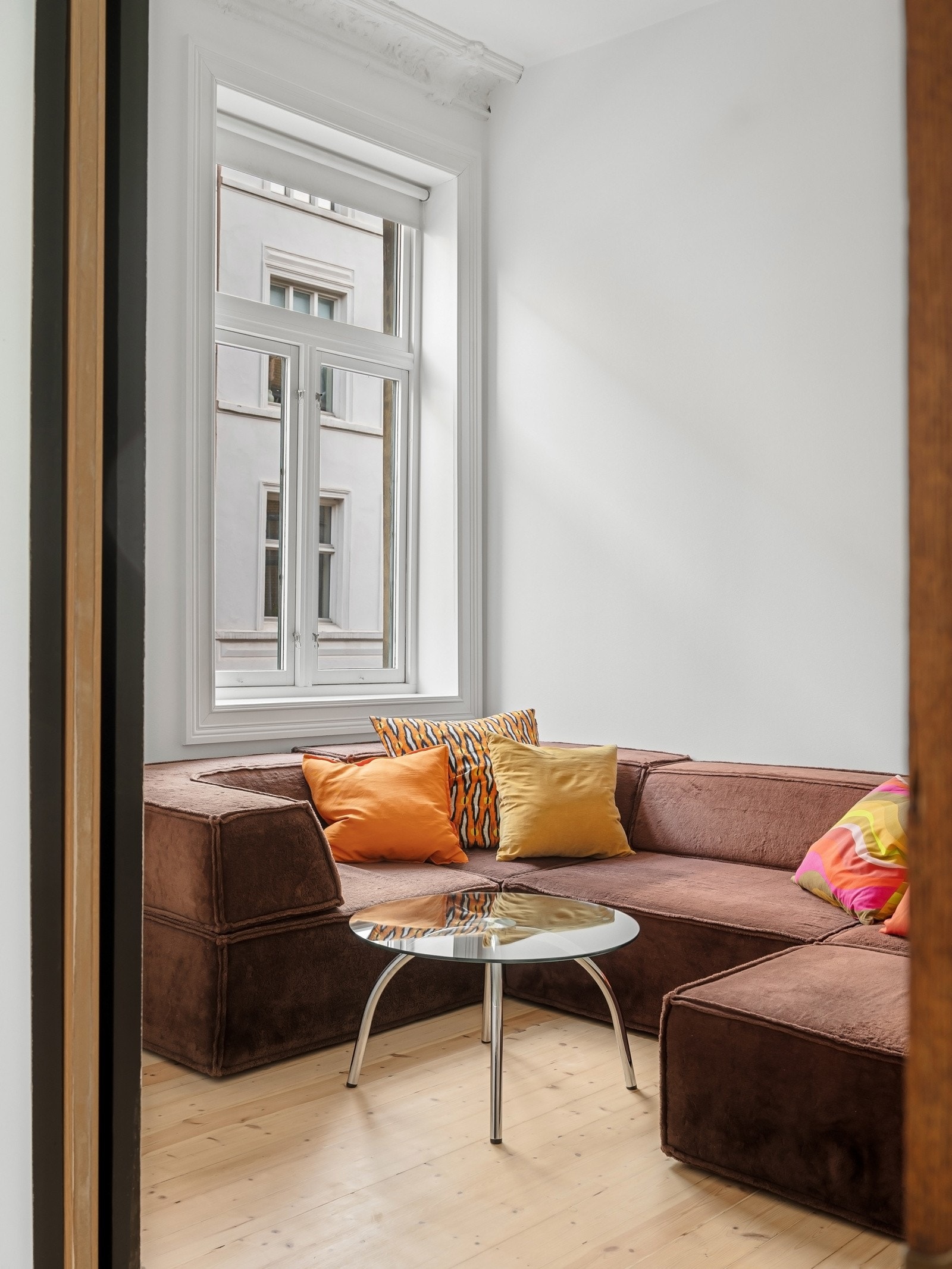 Med skyvedører kan man enkelt velge mellom åpen løsning eller avgrenset romfølelse. Galleribilde