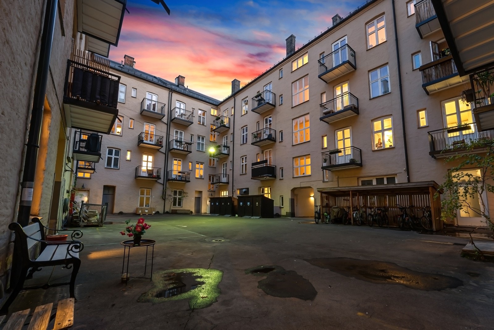 Lukket og fredfull bakgård - Attraktiv beliggenhet med umiddelbar nærhet til et rikt servicetilbud. Galleribilde