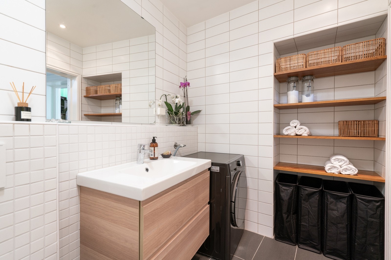 Opplegg for vaskesøyle - Praktisk hylleløsning for oppbevaring av baderomsartikler. Galleribilde