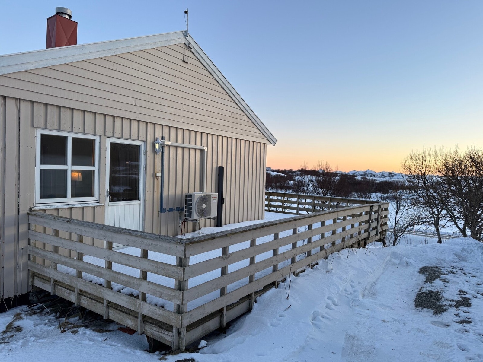 Fra stuen er det utgang til en romslig terrasse vendt mot sørøst og sørvest, hvor gode sol- og utsiktsforhold kan nytes når været tillater det. Galleribilde