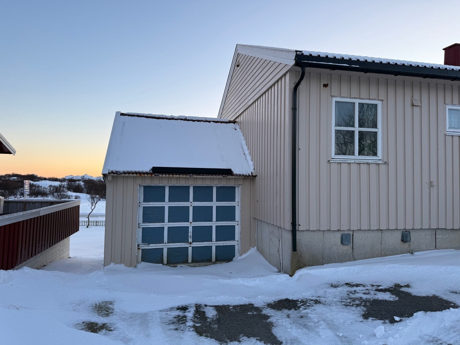 Parkering for én bil i garasje som ble tilbygd i 1981, og for øvrig på gruslagt gårdsplass. Galleribilde