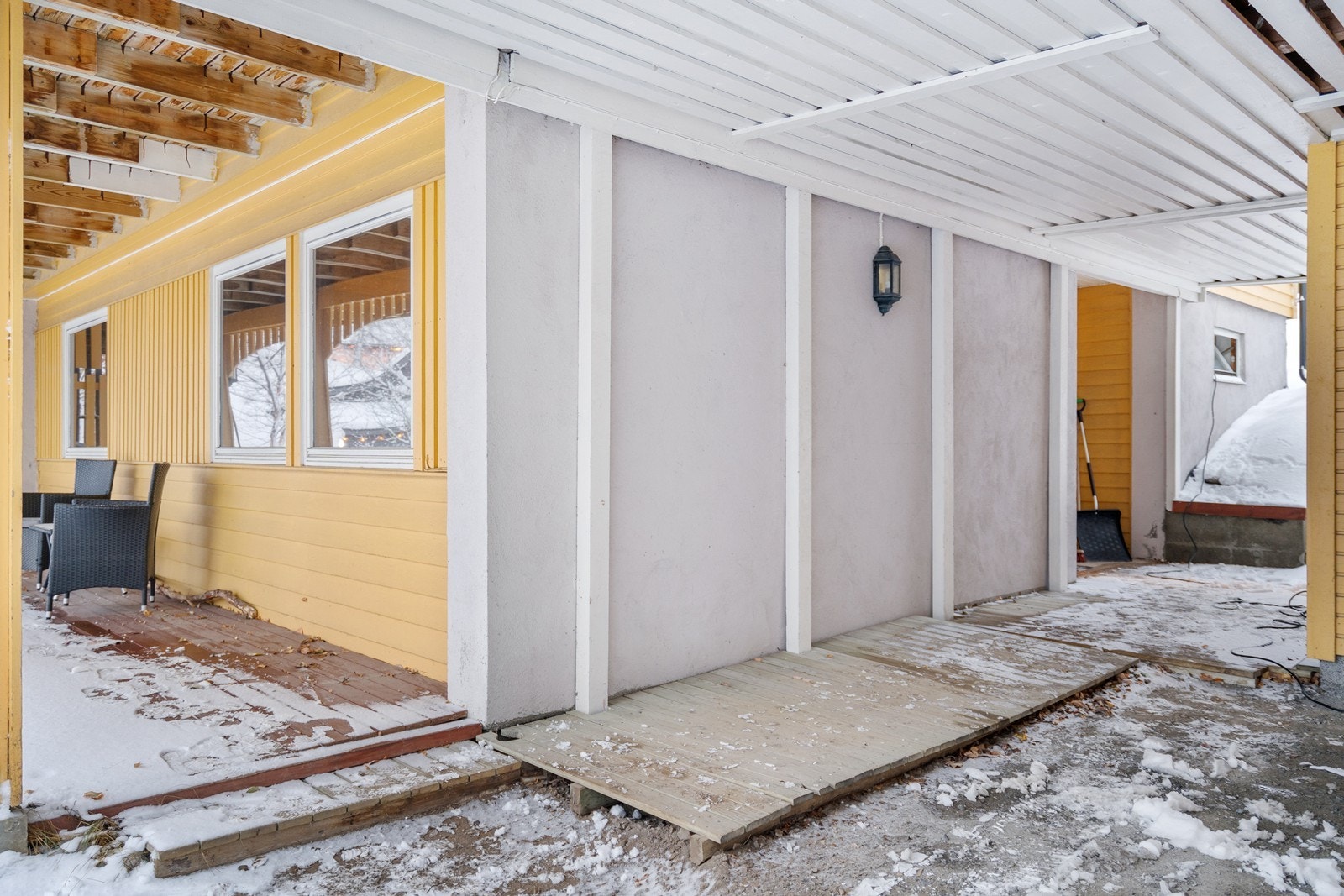 Carport og takoverbygd vindfang for en enklere hverdag Galleribilde