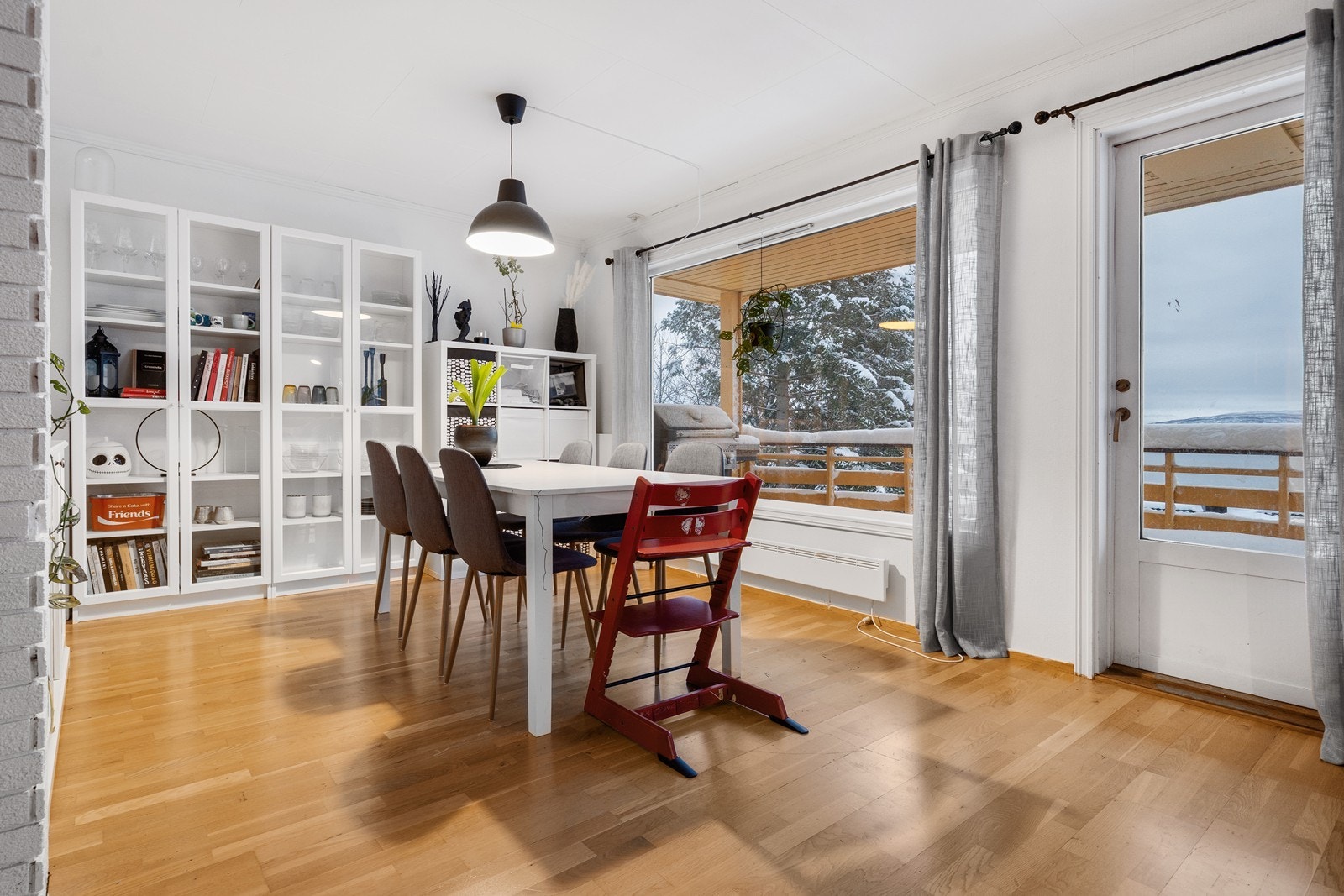 Plass til spisebord for hele familien Galleribilde
