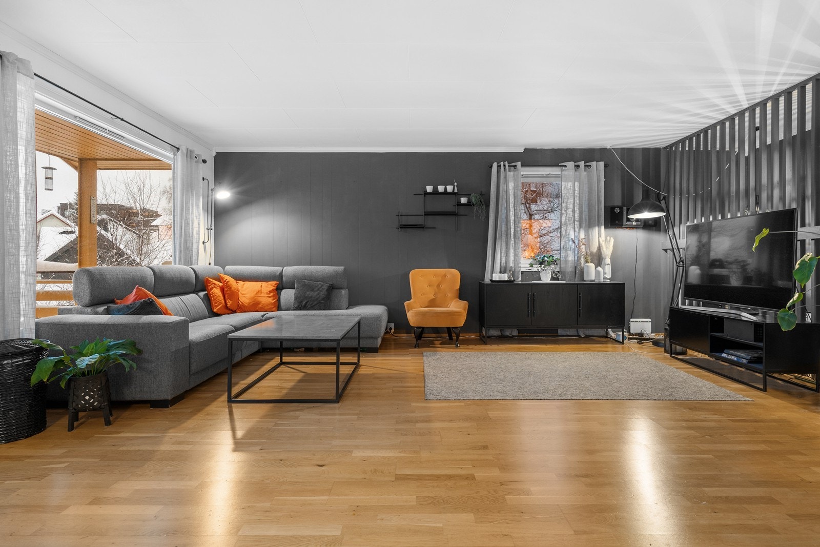 En hyggelig og romslig stue med godt lysinnslipp Galleribilde
