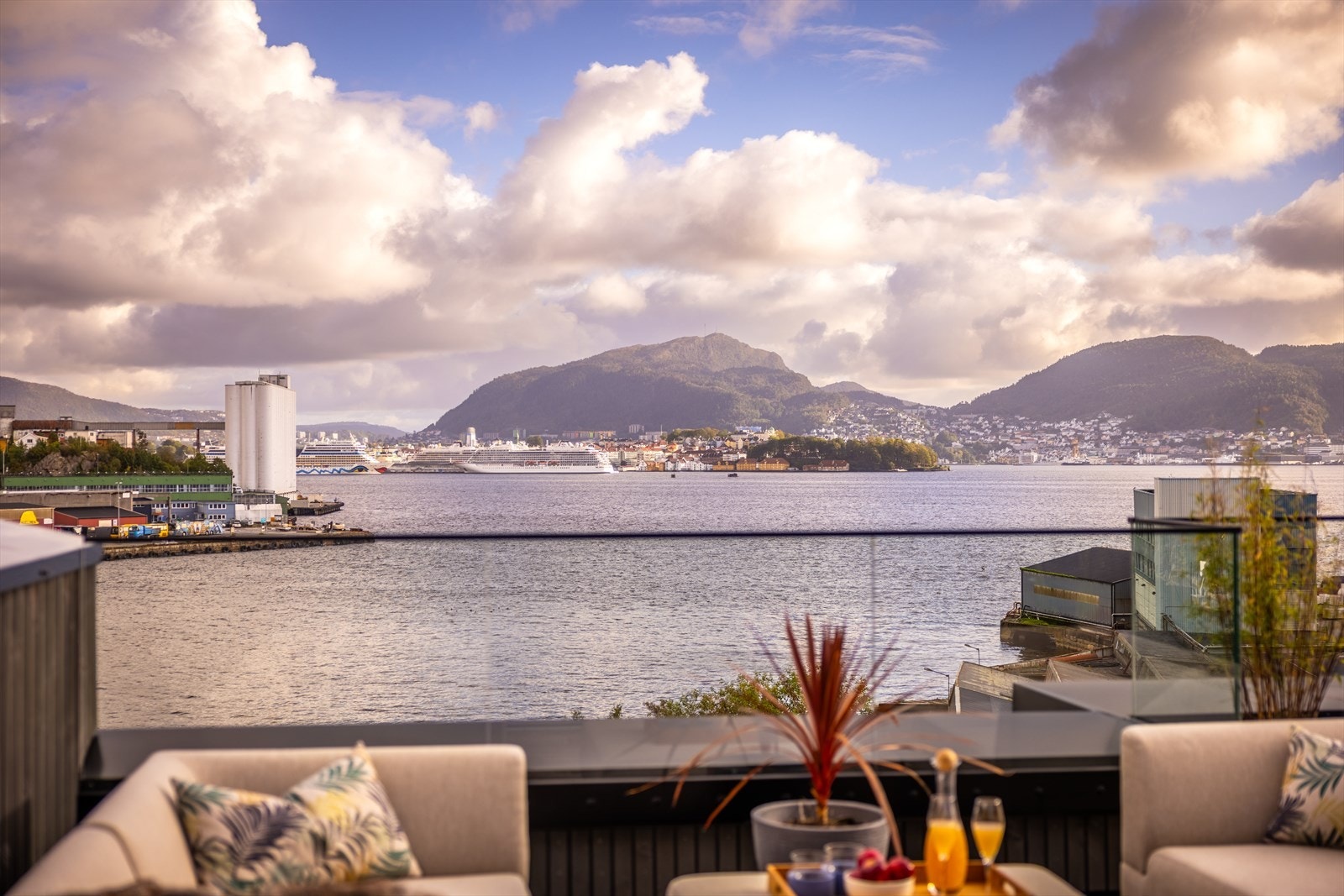 Fra stuen har du direkte adkomst til boligens herlige takterrasse på hele 36 m² med sol fra morgen til kveld. Galleribilde