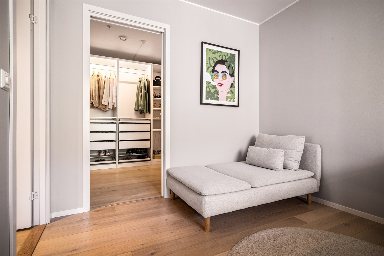 Fra soverommet spaserer du enkelt inn til boligens walk-in. Galleribilde