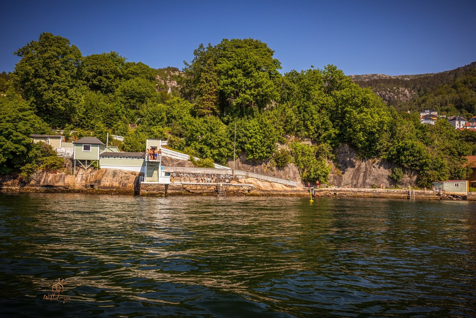 For glimrende bademuligheter kan man spasere ned til vannkanten, for også ta turen til Helleneset og Sandviken Sjøbad. Galleribilde