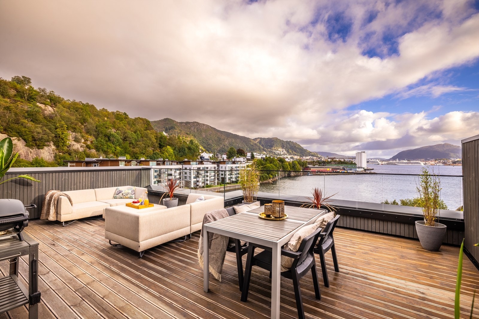 Fra terrassen har du fantastisk utsikt mot innseilingen til Bergen, Løvstakken og Damsgårdsfjellet. Galleribilde