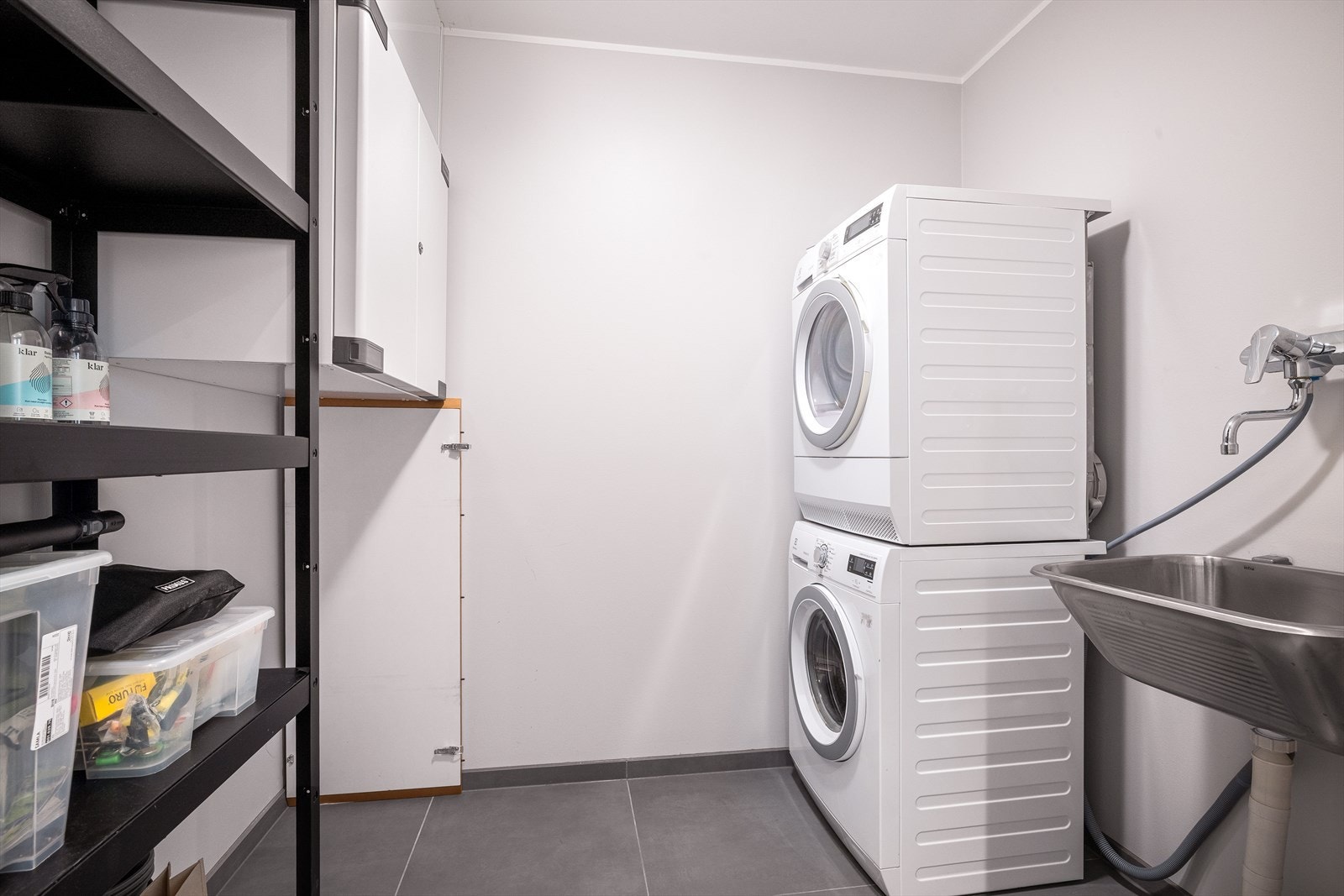 Videre inn på badet kommer man til vaskerommet som inneholder blant annet opplegg for vaskemaskin og utslagsvask. En drøm for barnefamilien. Galleribilde