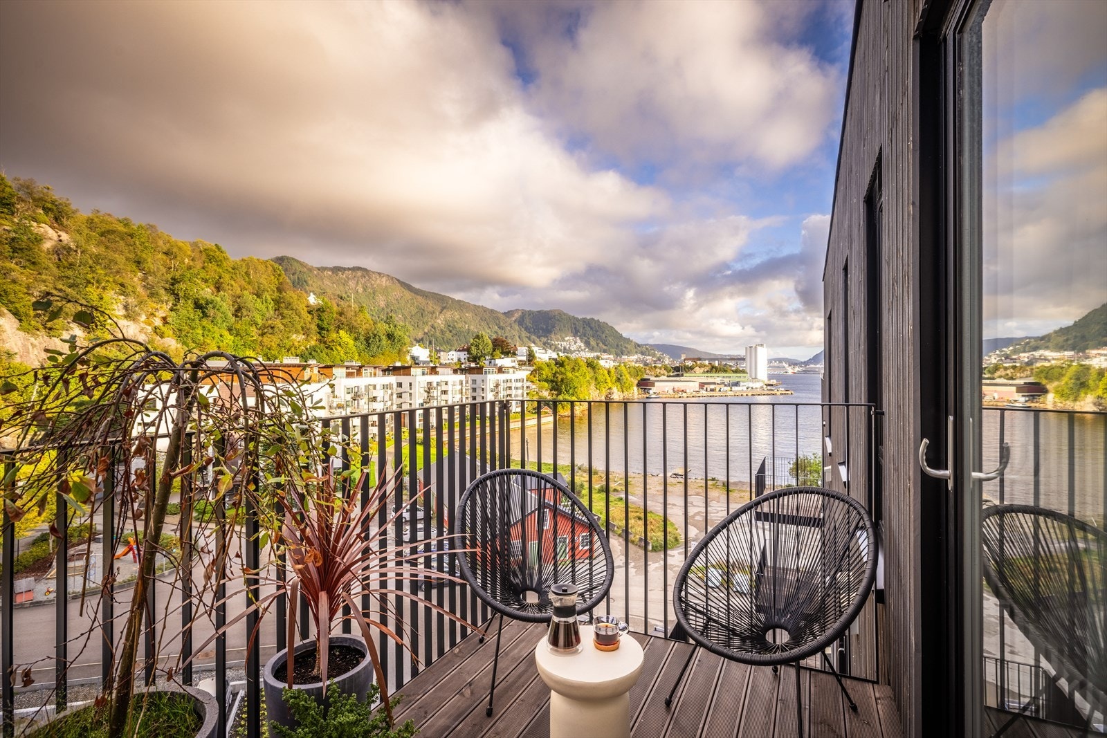 Fra balkongen kan du nyte god kaffe og herlig morgensol. Galleribilde