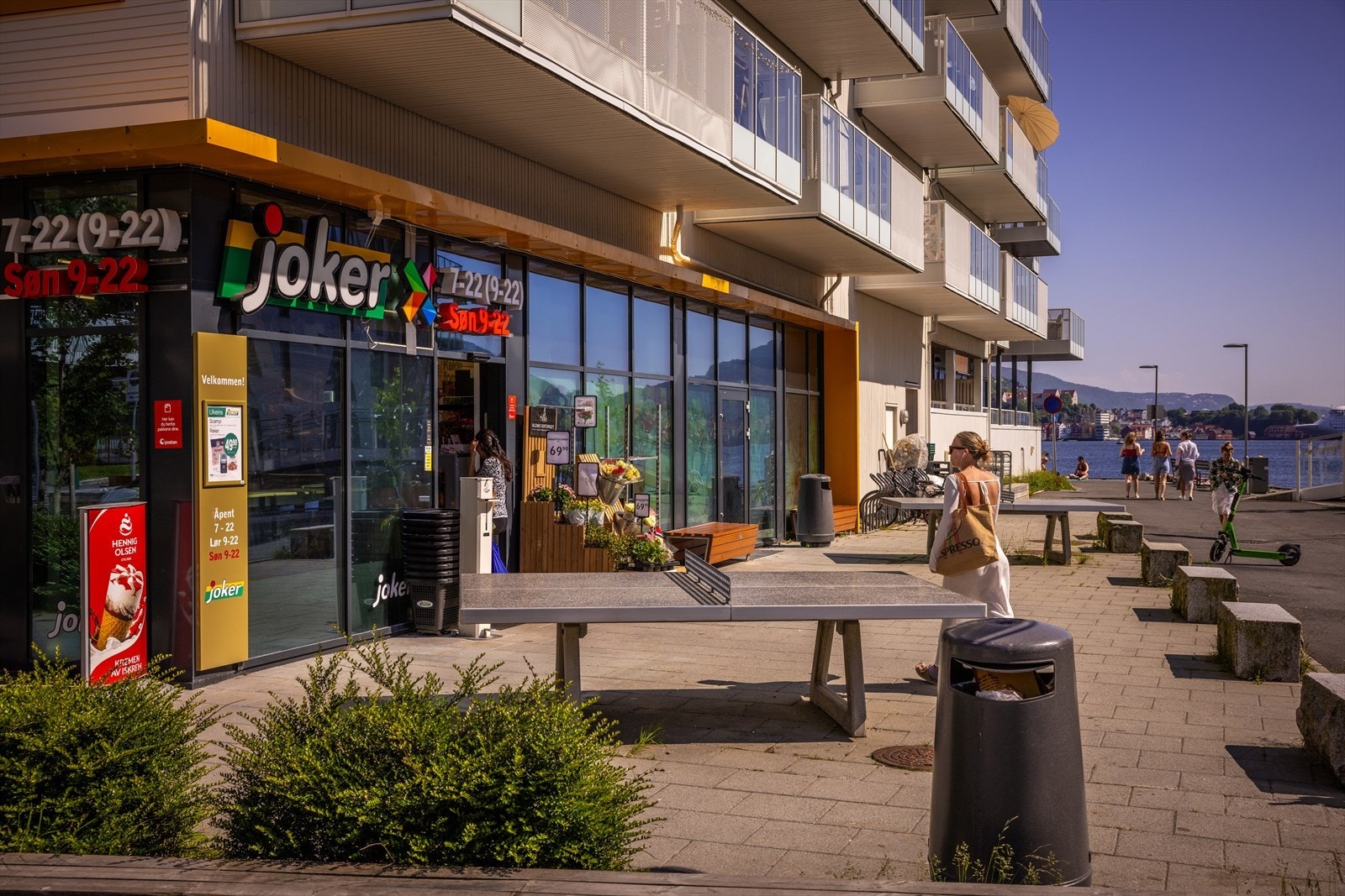 Nærmeste dagligvarebutikk, Rema 1000 Helleveien, ligger like rundt svingen. I området finner du ellers butikkene Spar Øyjorden og Joker Nyhavn. For ytterligere flere butikker er det kort vei til Bergen Sentrum for også Åsane. Galleribilde