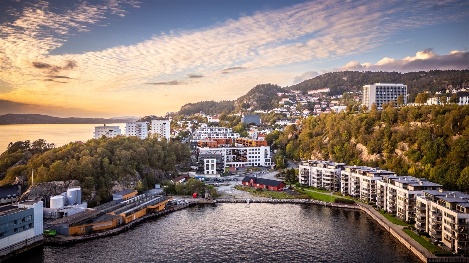 Nærmeste dagligvarebutikk, Rema 1000 Helleveien, ligger like rundt svingen. I området finner du ellers butikkene Spar Øyjorden og Joker Nyhavn. For ytterligere flere butikker er det kort vei til Bergen Sentrum for også Åsane. Galleribilde