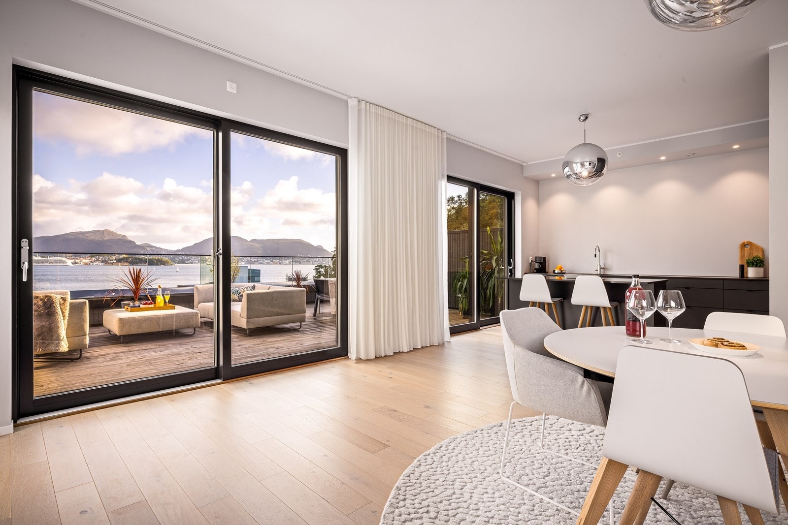 Rommet er malt i lyse moderne farger og har rikelig med lysinnslipp fra flere av rommets store vinduer. Galleribilde