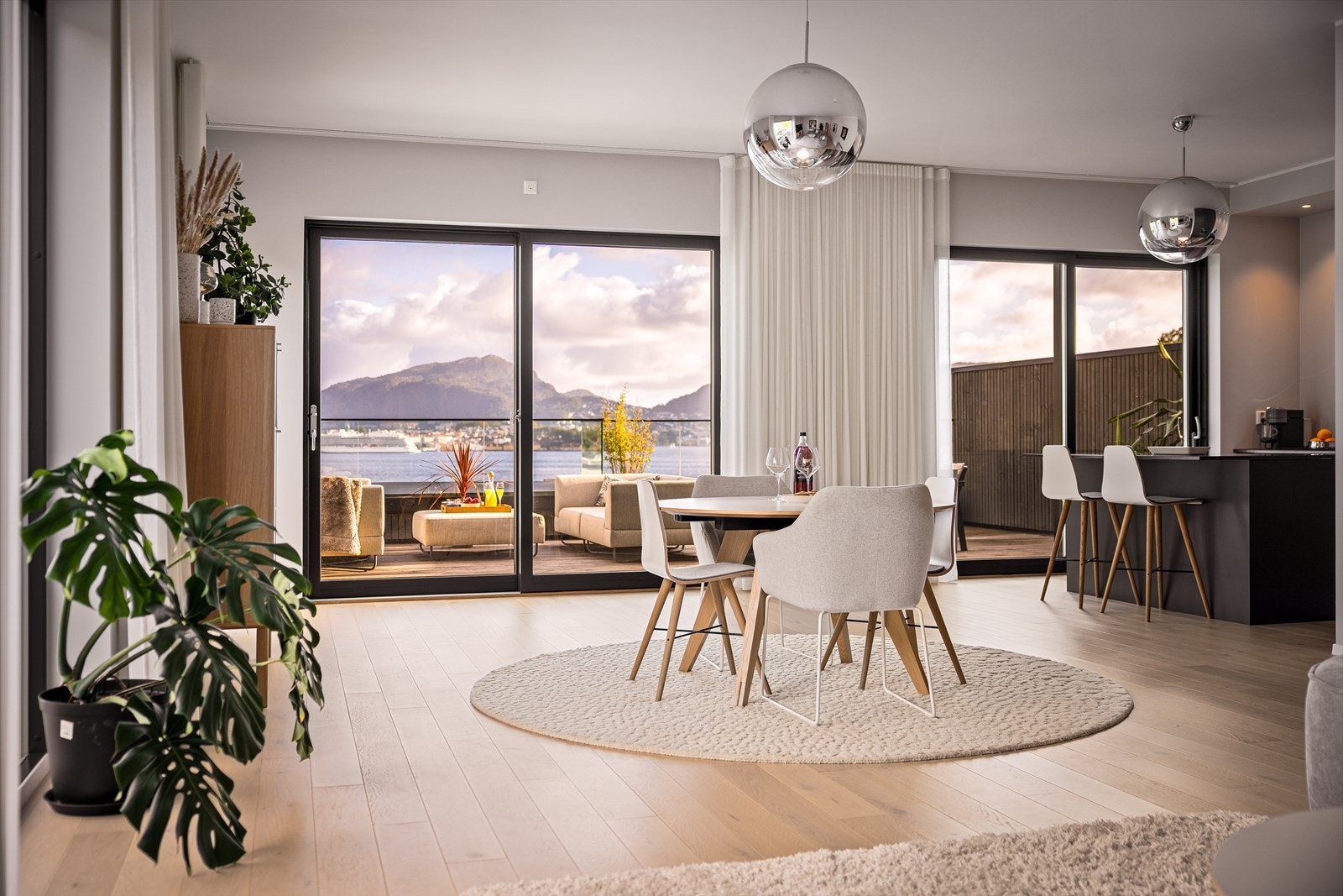 Med Coop Prix som åpner i nabobygget i løpet av våren, kombineres hverdagskomfort med en attraktiv og fremtidsrettet beliggenhet. En bolig som virkelig må oppleves - Velkommen til visning! Galleribilde