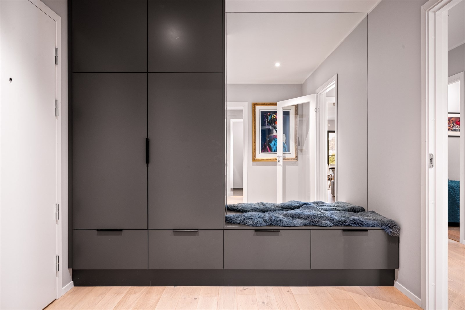 Her møtes du av en romslig entré, med god plass til å henge fra deg både jakker og sko. Galleribilde