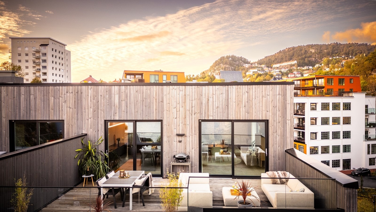 Her får du to bad, eget vaskerom, lekkert kjøkken, 1-stavs parkettgulv og parkeringsplass med elbillader. Galleribilde