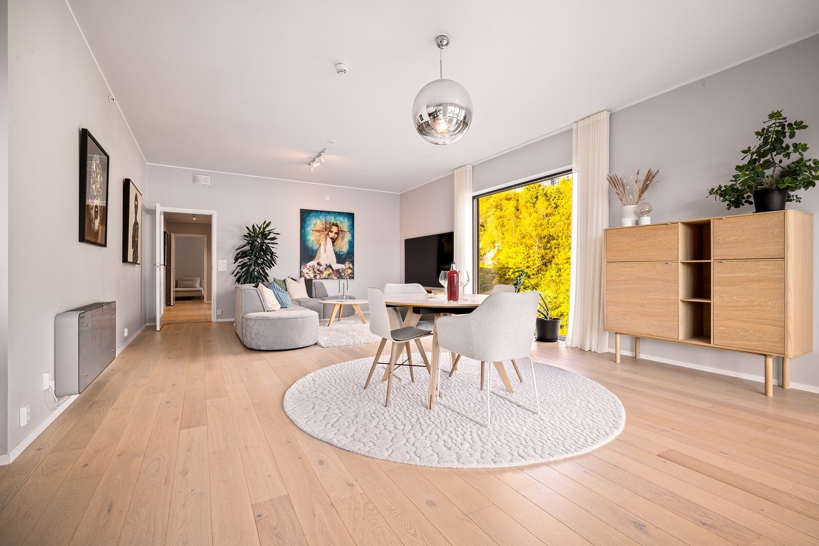 Stuen lar seg enkelt fordeles inn i ulike soner, med plass til mange gjester. Galleribilde