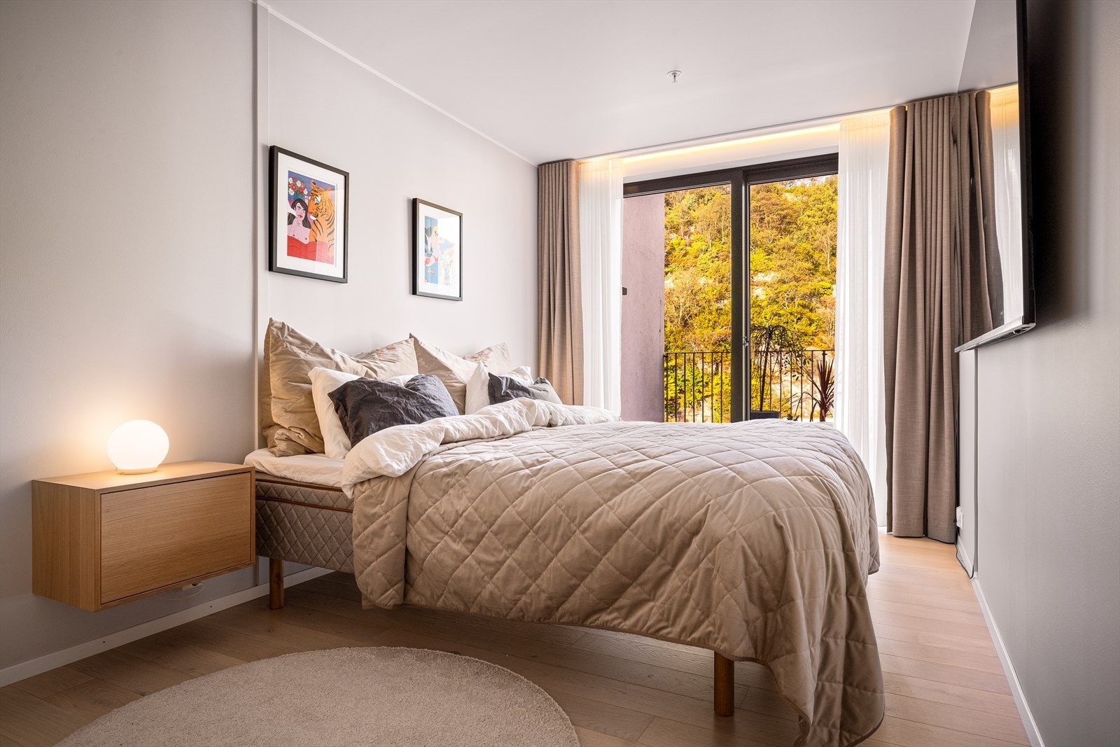 Hovedsoverommet er en av mange attraksjoner i boligen og byr på blant annet egen balkong med herlig morgensol, walk-in og bad. Galleribilde