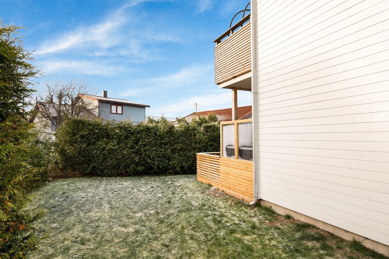 Hagen er pent opparbeidet med plen og hekk som skjermer for innsyn. Galleribilde