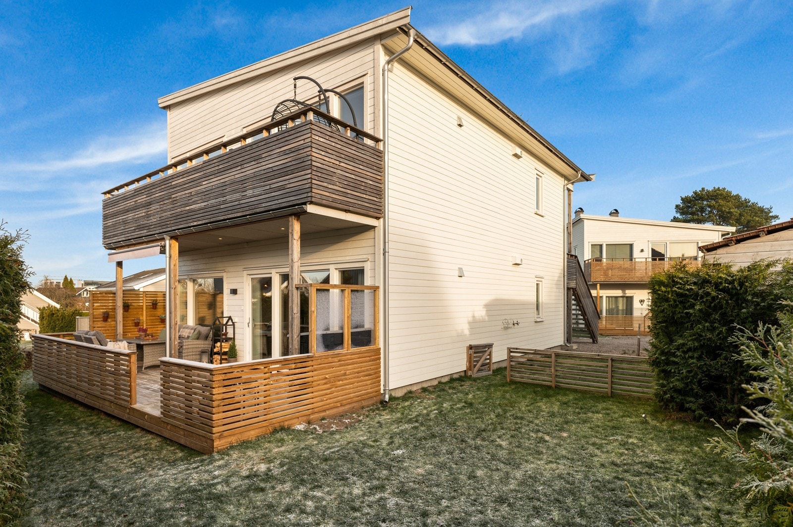 Boligen har en pent opparbeidet uteplass Galleribilde