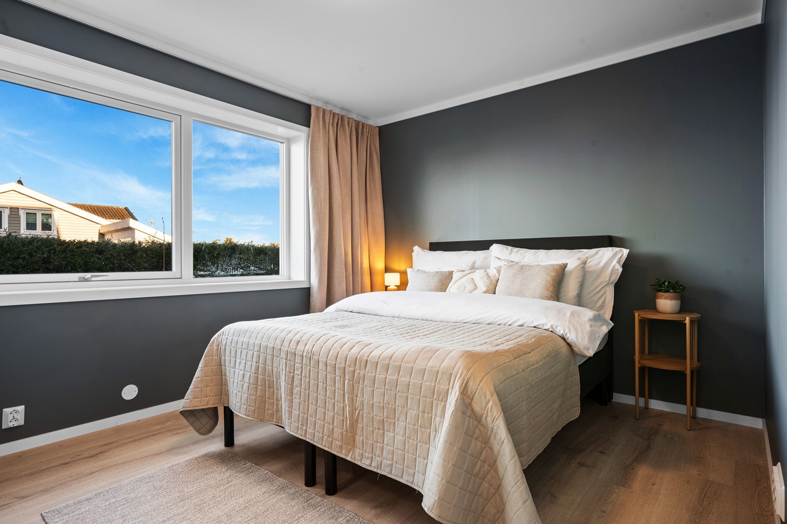 Hovedsoverommet har god plass til dobbeltseng og tilhørende møblement. Galleribilde